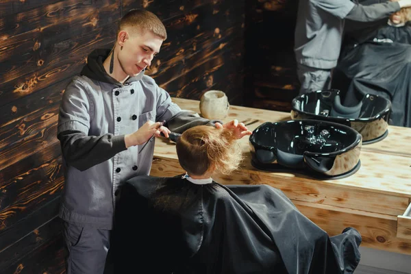 Pequeño chico consiguiendo corte de pelo por barbero — Foto de Stock