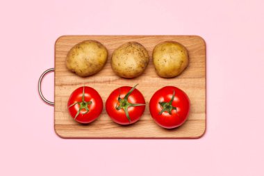 Üç domates yakınındaki üç taze patates