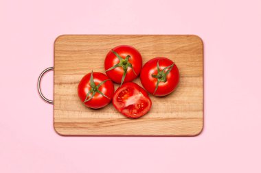 Dilim yakınındaki üç taze domates