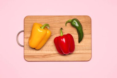 Üç taze renkli biber