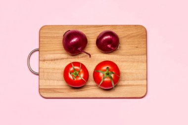 İki domates yakınındaki iki taze Menekşe çiçek soğanı