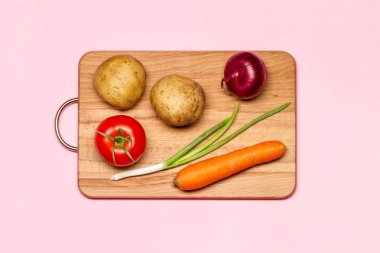 Bir taze domates ve patates ve havuç yeşil soğan