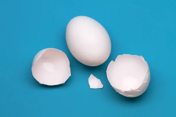 Bütün yakınındaki kırık yumurta — Stok fotoğraf