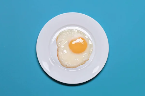 Jaja smażone na białym talerzu — Zdjęcie stockowe
