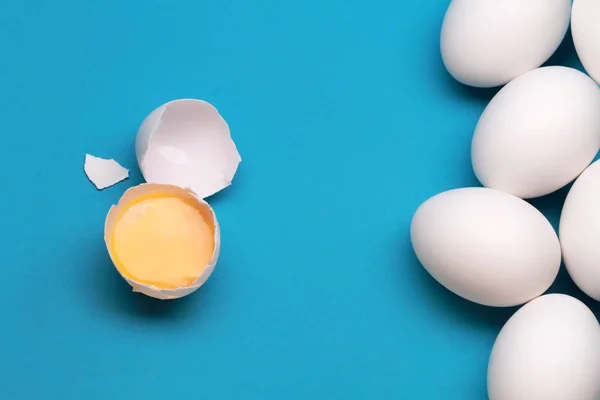 Kırık yumurta sarısı yakınındaki bütün yumurta ile — Stok fotoğraf