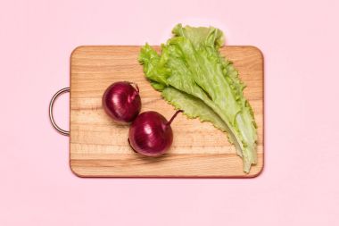 Taze yeşil marul yakınındaki iki mor soğan