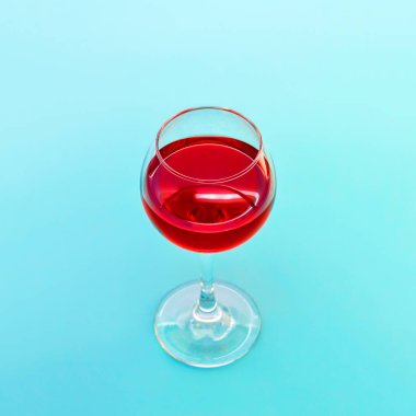 Bir kadeh kırmızı şarap.
