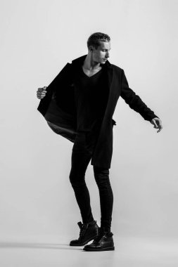 Siyah ceketli yakışıklı adam beyaz arka planda poz veriyor. Model Testi