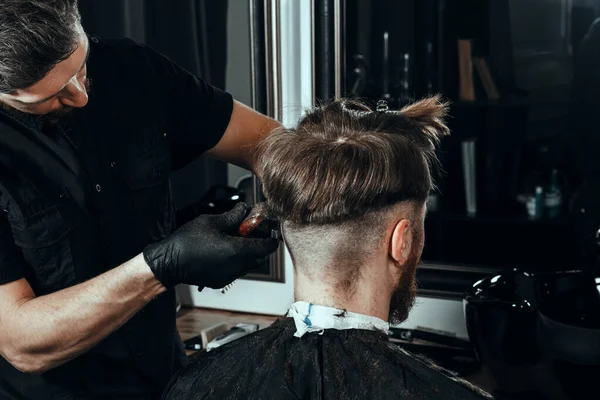 Barbershop Barded Serious Barber Black Rubber Gloves Probeert Het Haar — Stockfoto