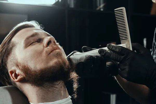 Barbershop Barber Black Rubber Gloves Probeert Baard Van Zijn Jonge — Stockfoto