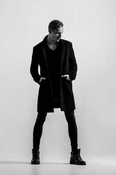 黒のコートでハンサムなファッション男は白の背景にポーズ モデルテスト — ストック写真