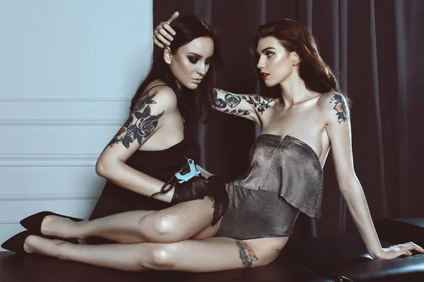 Mooie Vrouw Tattoo Kunstenaar Doet Een Tatoeage Het Been Van — Stockfoto