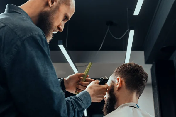 Tema Del Barbershop Bald Barber Trova Capello Del Suo Cliente — Foto Stock