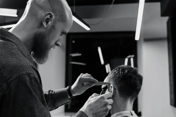 Tema Del Barbershop Bald Barber Trova Capello Del Suo Cliente — Foto Stock