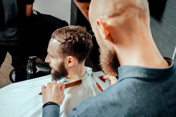 Barbershop Teması Kel Barber Sakallı Ciddi Müşterisinin Saçlarını Kesiyor Kel — Stok fotoğraf