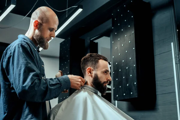 Barbershop Bald Barber Probeert Het Haar Van Dienstmeid Schoon Houden — Stockfoto