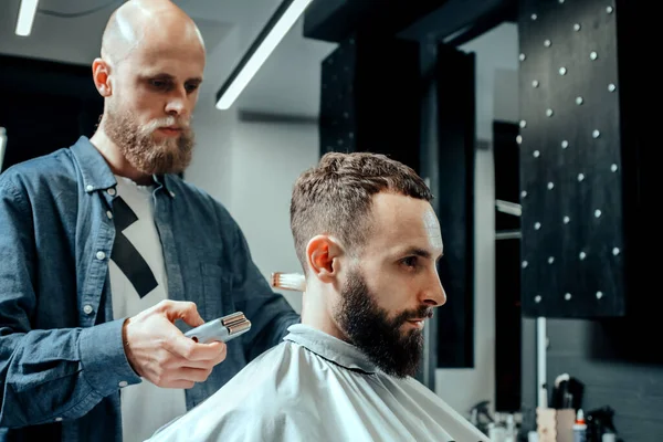 Barbershop Theme Bald Barber Está Tentar Cabelo Seu Cigarro Irritado — Fotografia de Stock