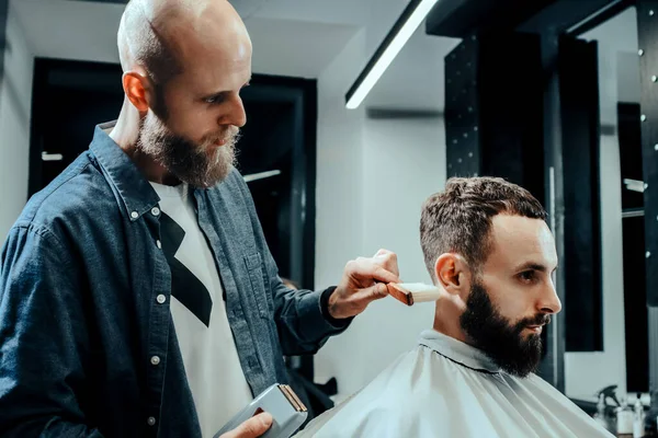 Barbershop Bald Barber Probeert Het Haar Van Dienstmeid Schoon Houden — Stockfoto