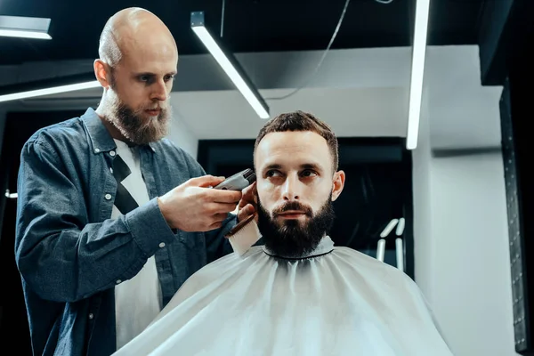 Barbershop Bald Barber Probeert Het Haar Van Dienstmeid Schoon Houden — Stockfoto