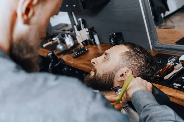 Tema Del Barbershop Bald Bearded Barber Sta Trammentando Barba Dei — Foto Stock