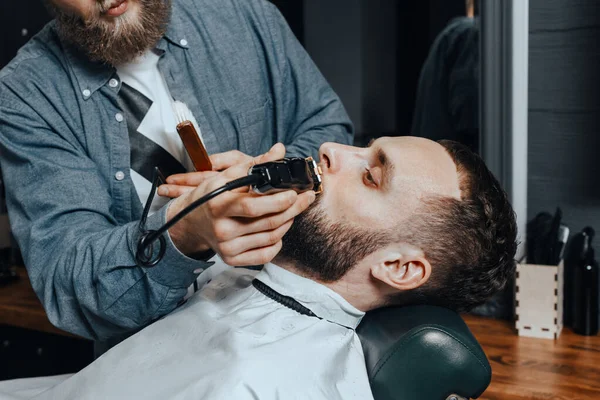 Barbershop Bald Barded Barber Probeert Moes Van Jonge Handdoek Strikken — Stockfoto