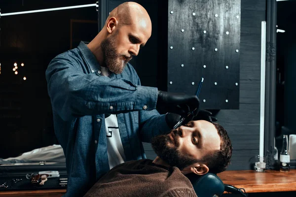 Tema Del Barbershop Bald Bearded Barber Guanti Rubber Neri Sta — Foto Stock