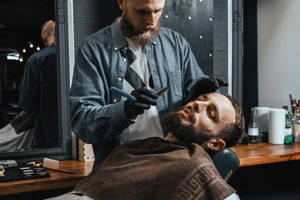 Barbershop Theme Bald Bearded Barber Black Rubber Gloves Trimming Beard — Stock Photo, Image