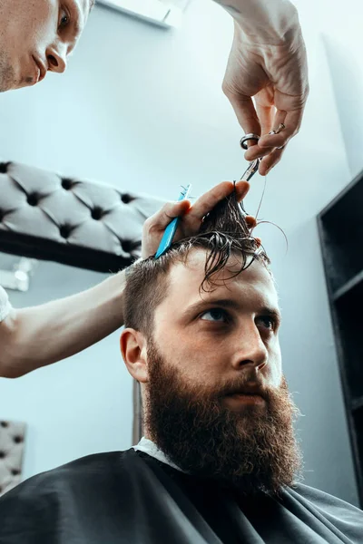 Barbershop Barber Houdt Een Paar Schaar Een Comb Vast Heeft — Stockfoto