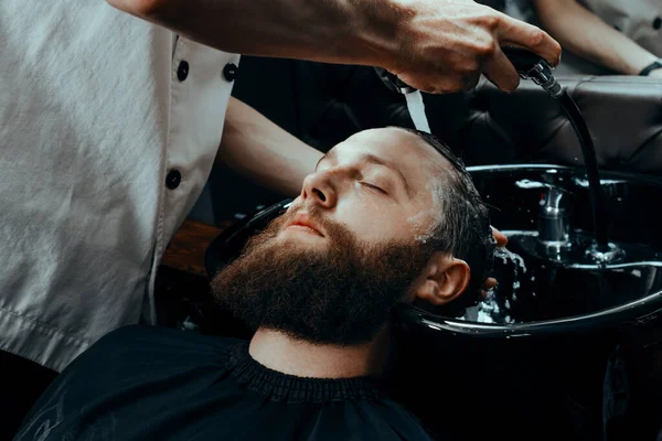 Barbershop Barber Wasten Klauwen Haren Baarmoeder Shop Bearded Man Zittend — Stockfoto