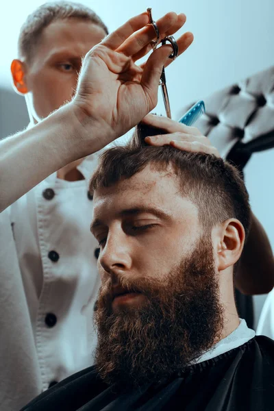 Barbershop Barber Houdt Een Paar Schaar Een Comb Vast Heeft — Stockfoto