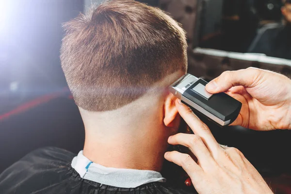 Barbershop Barber Probeert Het Haar Van Dochter Schoon Maken Hij — Stockfoto