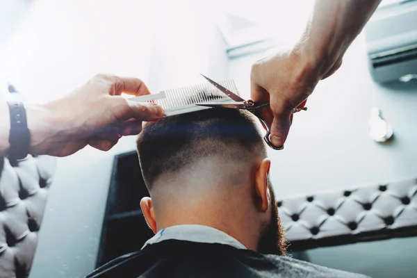 Tema Del Barbershop Barber Trova Capello Del Suo Cliente Bearded — Foto Stock