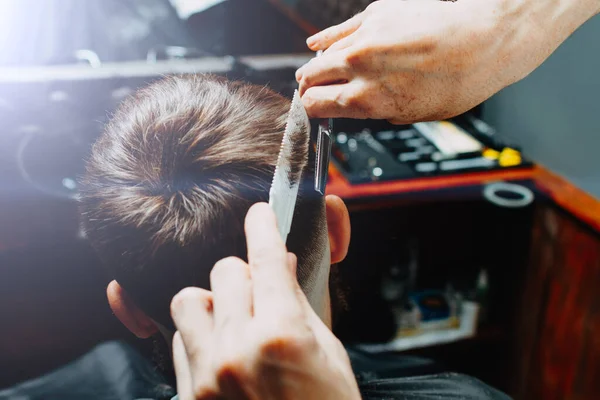 Barbershop Teması Barber Bıyıklı Müşterisinin Saçlarını Kesmeye Çalışıyor Bir Makas — Stok fotoğraf