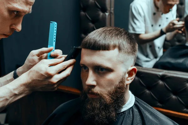 Barbershop Barber Probeert Het Haar Van Zijn Jonge Schoonmaakster Trimmen — Stockfoto