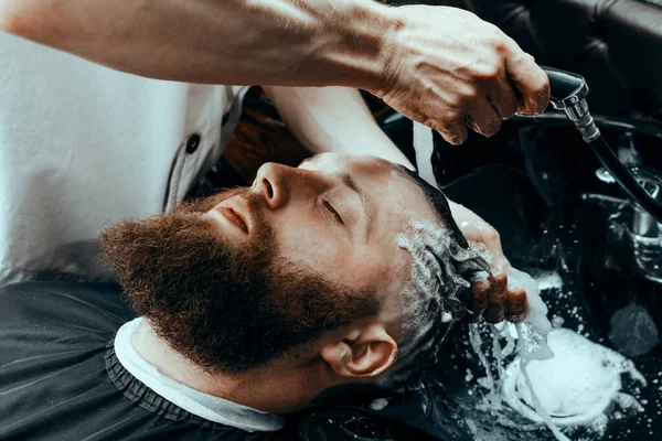 Barbershop Barber Wasten Klauwen Haren Baarmoeder Shop Bearded Man Zittend — Stockfoto