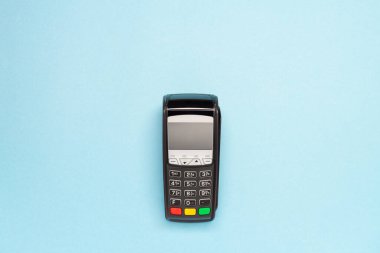 Mavi arka plandaki pos terminali. alışveriş teması