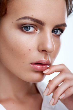 Beyaz arka planda çıplak poz veren Şehvetli Kadın