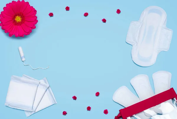 Gerbera Blüte Der Nähe Von Tampon Und Menstruationspolstern Auf Blauem — Stockfoto