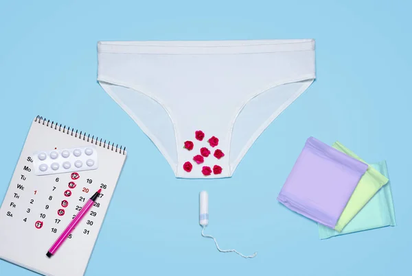 Pantalones Lana Blanca Cerca Del Calendario Tabletas Tampones Almohadillas Menstruales — Foto de Stock