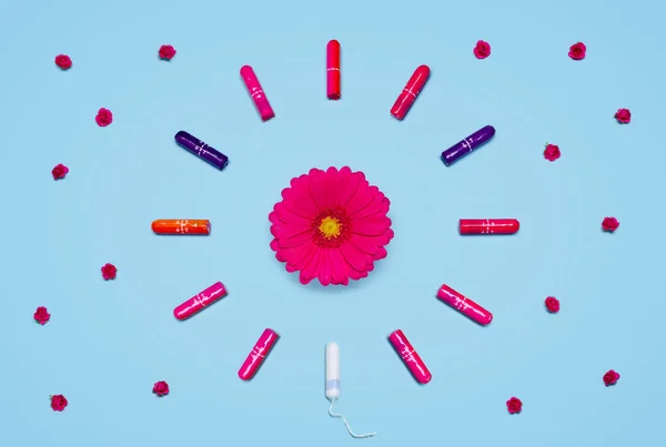 Gerbera Virág Tamponok Közelében Kék Háttérrel Kritikus Napok Menstruálni Őket — Stock Fotó