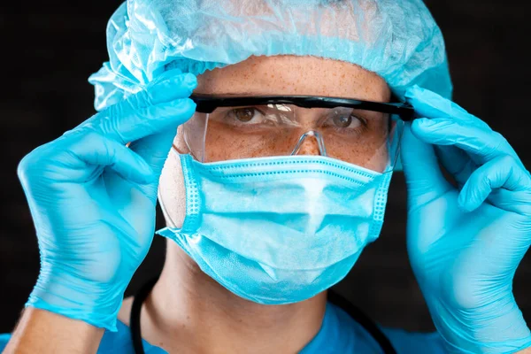 Experienced Virologist Puts Safety Glasses Coronavirus Epidemic Theme — Stock Photo, Image