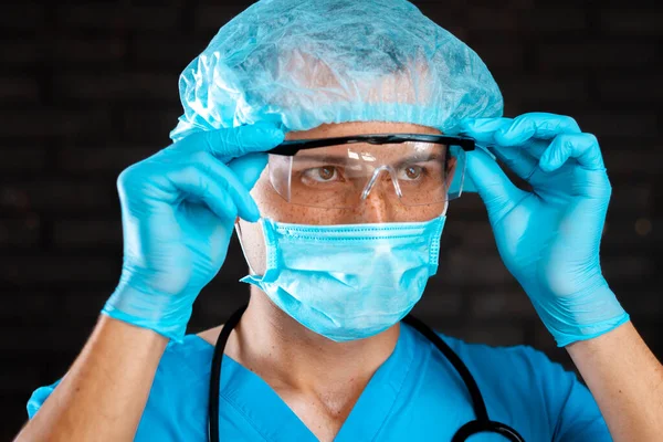 Experienced Virologist Puts Safety Glasses Coronavirus Epidemic Theme — Stock Photo, Image