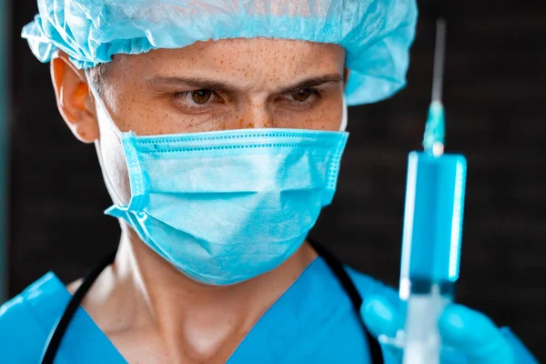 Virologista Experiente Máscara Segura Uma Seringa Com Uma Vacina Mão — Fotografia de Stock