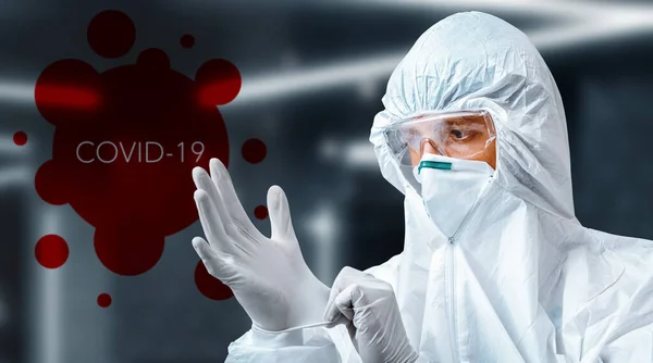 Koncentrerad Forskare Skyddsdräkt Och Medicinsk Respirator Sätter Gummihandskar Händerna Laboratorium — Stockfoto