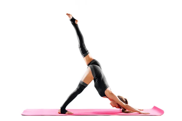 Sportieve Jonge Vrouw Doet Yoga Oefeningen Geïsoleerd Een Witte Achtergrond — Stockfoto