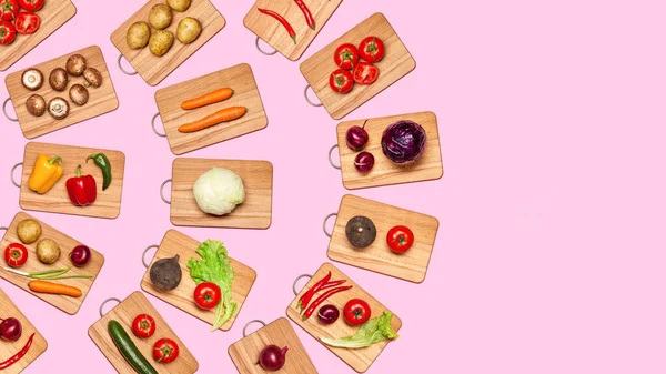 Gesunde Ernährung Frisches Gemüse Auf Hölzernen Schneidebrettern Isoliert Auf Rosa — Stockfoto