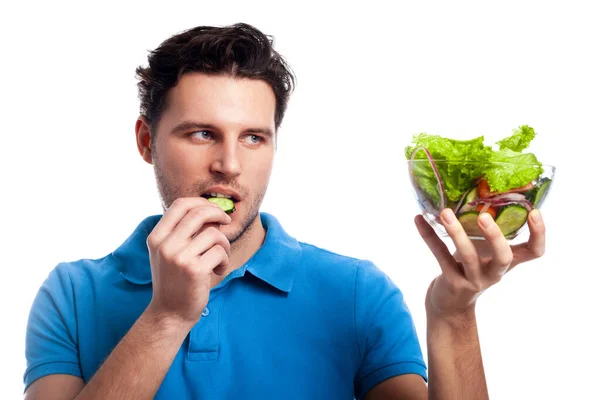 Man Blå Shirt Med Sallad Äter Bit Gurka Isolerad Vit — Stockfoto