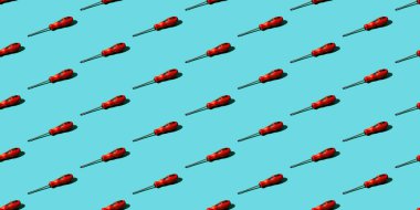 Mavi arka planda kırmızı tornavida deseni var. Üst Manzara. Derisi yüzülmüş