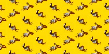 Sarı arkaplanda altın pusula deseni var. Üst Manzara. Derisi yüzülmüş