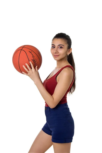 Basketbol elinde tutan çok esmer kadın beyaz bir arka plan üzerinde izole